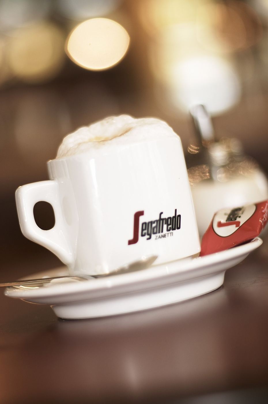 Espressotasse auf einem Cafétisch