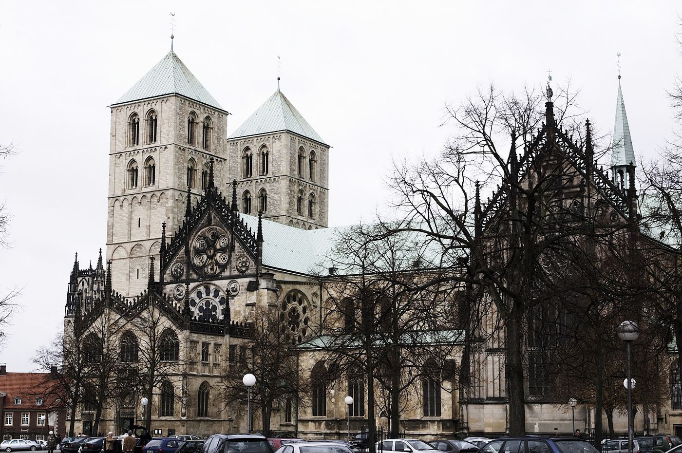 Der St.-Paulus-Dom in Münster hinter kahlen Bäumen