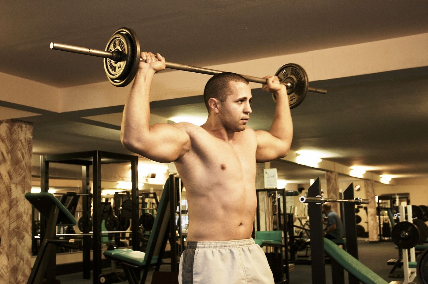 Mann beim Hanteltraining in einem Fitnessstudio