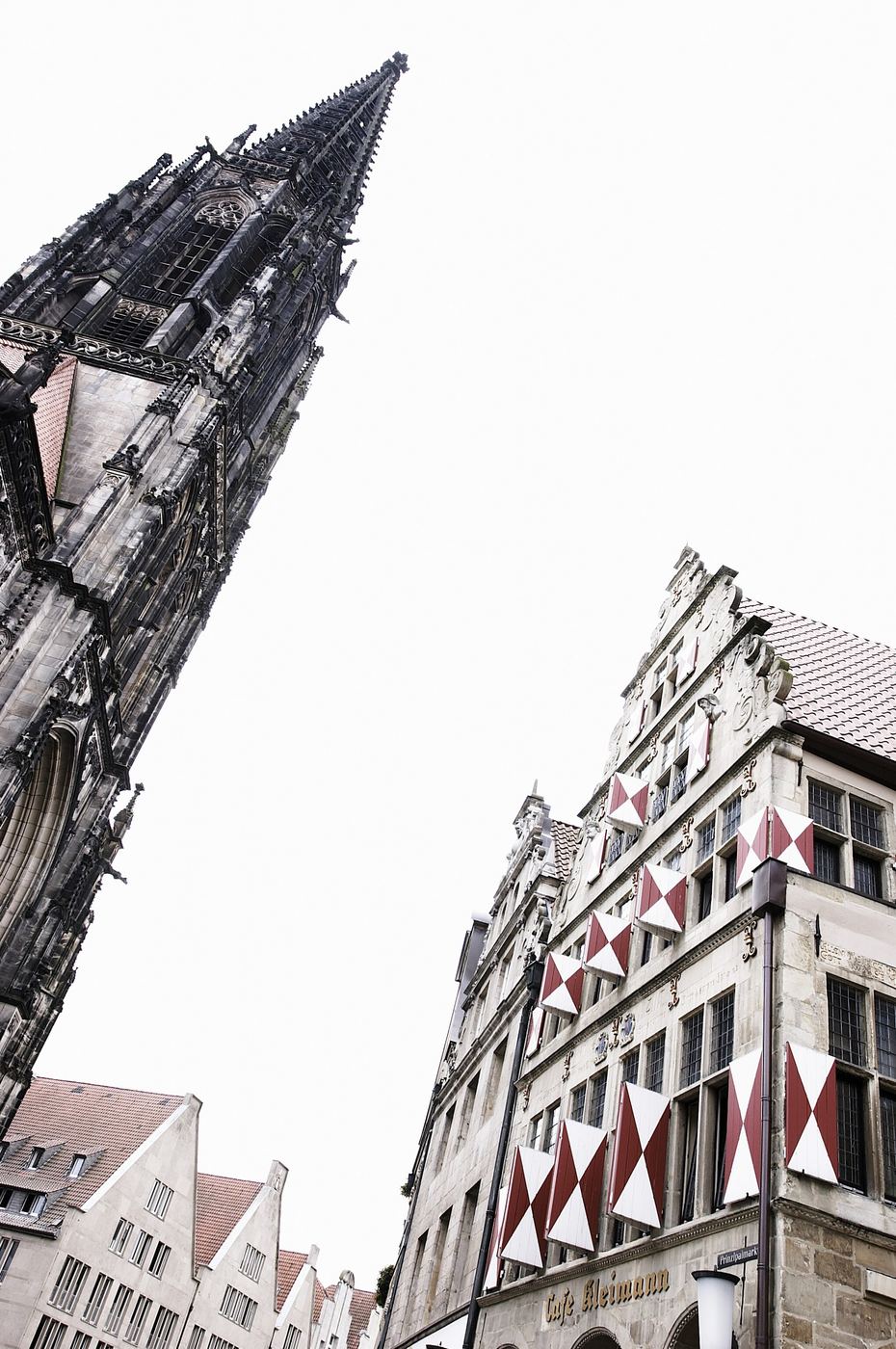 Lambertikirche und Giebelhäuser am Prinzipalmarkt von unten gesehen